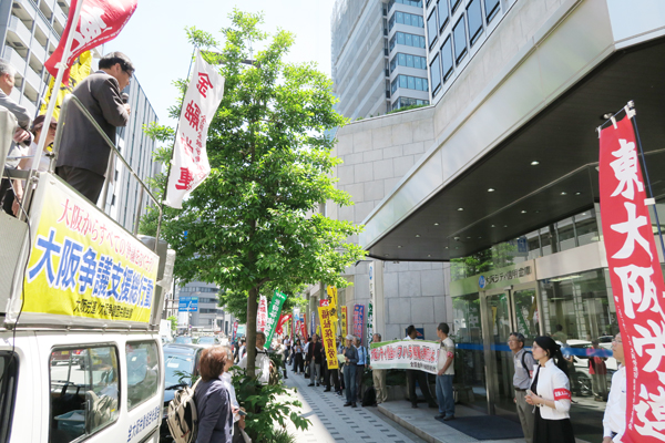 大阪シティ信金前で宣伝カーから訴える尾形さん