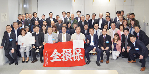 和解が成立し支援の仲間とともに