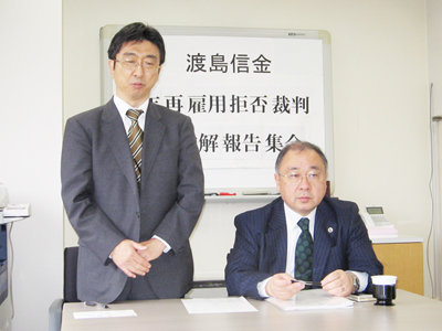 今後の抱負などを報告する中原委員長（左）