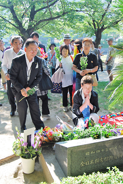 花と折鶴を手向け平和を祈念