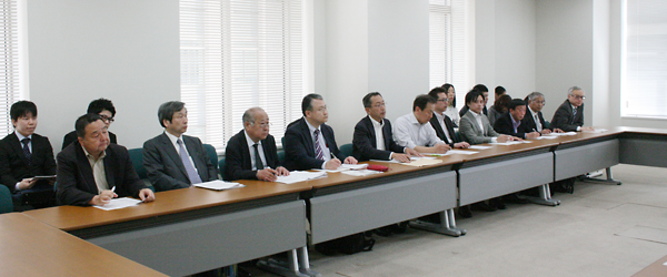 金融庁で要請する金融共闘代表団