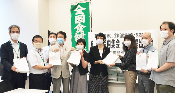 署名を手渡す食健連のなかま