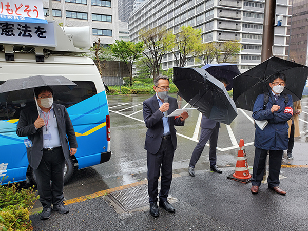 昼休み宣伝(財務省前)であいさつする浦上議長