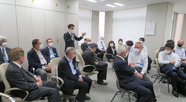 証人尋問後に報告を受ける支援の仲間