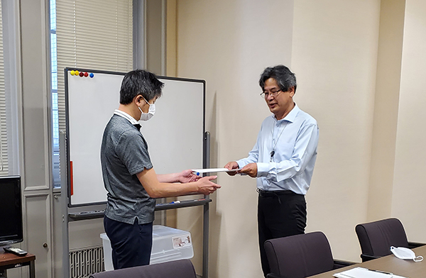 要請書を提出する香月直之全労連常任幹事