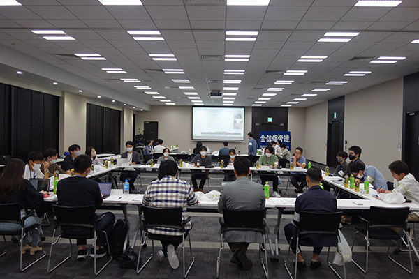 全信保労連執行委員を務めたメンバーが情報・意見を交換