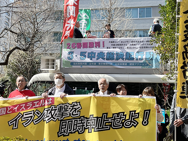 3.5中央総決起行動でスピーチする全農協労連二瓶繭子財政部長